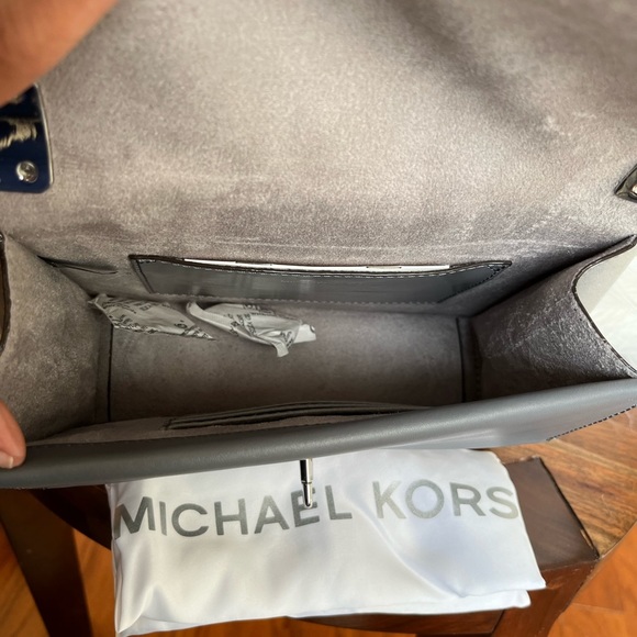 MICHAEL MICHAEL KORS
Greenwich Small Studded Metallic Logo Grey Crossbody Bag - Picture 16 of 16